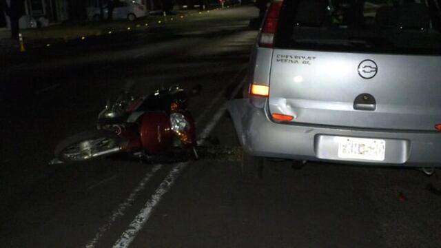 Accidente vial en Posadas: una moto impactó contra un vehículo estacionado