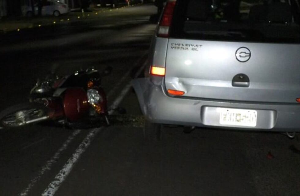 Accidente vial en Posadas: una moto impactó contra un vehículo estacionado
