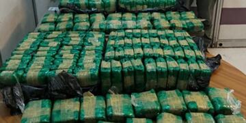 Los 200 bultos con hojas de coca que fueron secuestrados por Gendarmería Nacional en dos encomiendas en la Terminal de Omnibus. Gentileza Gendarmería