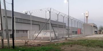 A metros del cerco perimetral quedaron algunas marcas como rastro del operativo policial.