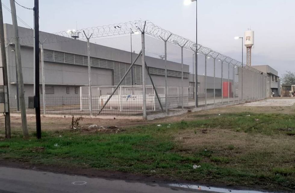 Balearon la cárcel de mujeres de Rosario y dejaron un mensaje mafioso