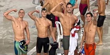 Benjamín Ghione junto al equipo de Posta 4x100 de Unión de Santa Fe