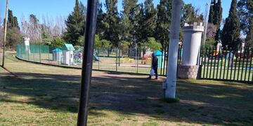 Vándalos rompieron las luminarias en el parque Hipólito Yrigoyen y dejaron un amplio sector a oscuras.