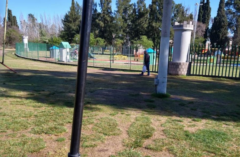 Vándalos dañaron las luces y dejaron a todo un sector del parque  Hipólito Yrigoyen a oscuras