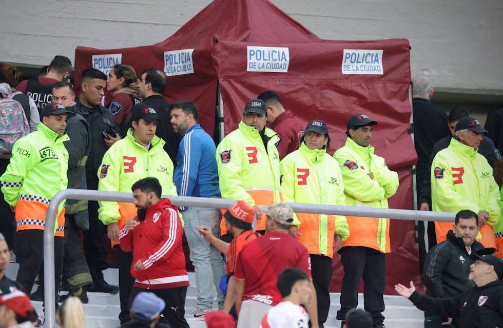 Falleció un hincha de River al caerse de una tribuna en el Monumental: el partido quedó suspendido