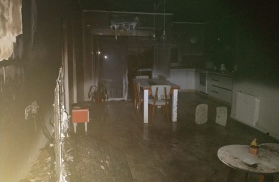 Una vela aromática cayó sobre un sillón y prendió fue la casa