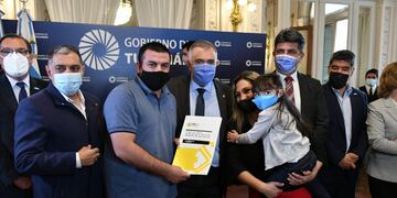 Jaldo encabezó la entrega de viviendas del emprendimiento 180 Viviendas e Infraestructura en San Andrés IV