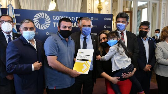 Jaldo encabezó la entrega de viviendas del emprendimiento 180 Viviendas e Infraestructura en San Andrés IV