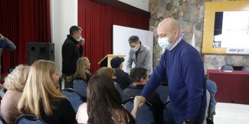 El intendente presentó el programa a los vecinos.