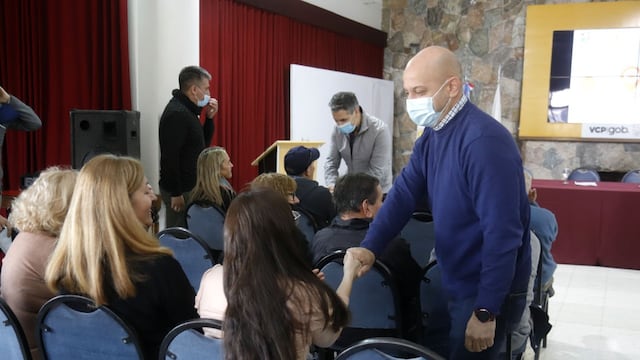 El intendente presentó el programa a los vecinos.