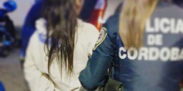 Atacó a su suegra aún con los policías presente.