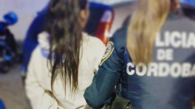 Atacó a su suegra aún con los policías presente.