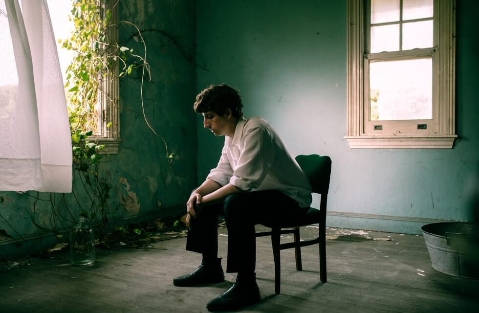 León Sánchez despide el año con su primer videoclip “El Umbral”