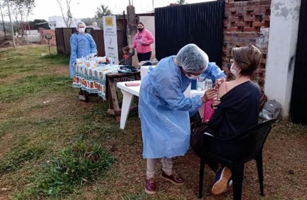 Mayores de 50 con primera dosis de Sputnik V pueden completar esquema con la AstraZeneca o Moderna