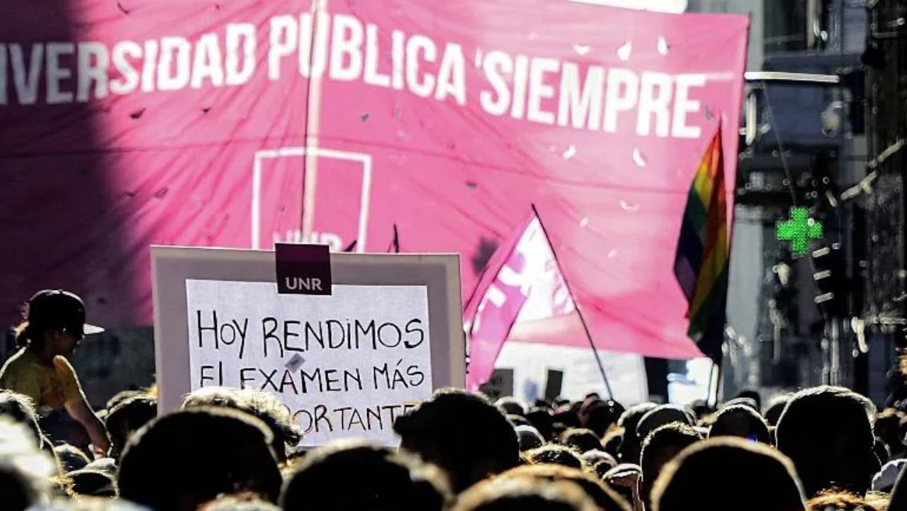 Decenas de miles de personas asistieron a la segunda marcha federal universitaria en el Monumento Nacional a la Bandera de Rosario.