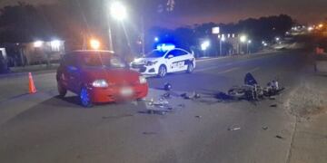 Accidente vial en Posadas: un auto y una moto colisionaron entre sí.