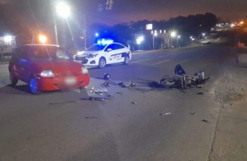 Accidente vial en Posadas: un auto y una moto colisionaron entre sí