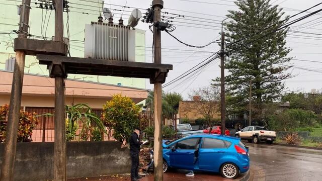 Oberá: chocó contra el muro de una casa luego de perder el control de su auto.