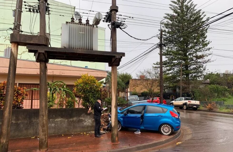 Oberá: chocó contra el muro de una casa luego de perder el control de su auto