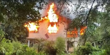 Gracias a la rápida intervención de los bomberos, las llamas no alcanzaron los cañaverales que rodean la propiedad.
