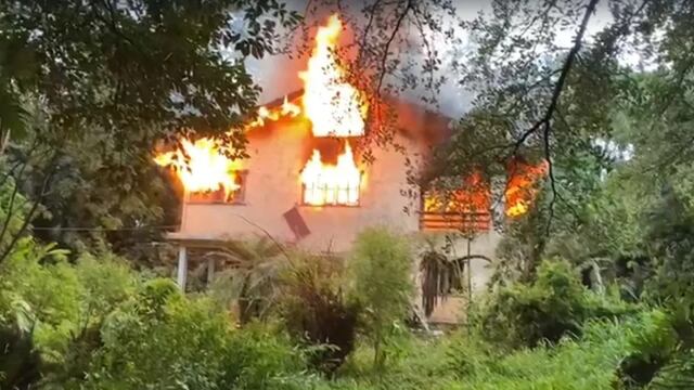 Gracias a la rápida intervención de los bomberos, las llamas no alcanzaron los cañaverales que rodean la propiedad.