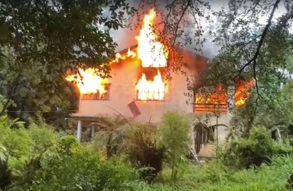 Bomberos sofocan un voraz incendio en una casa deshabitada en Eldorado