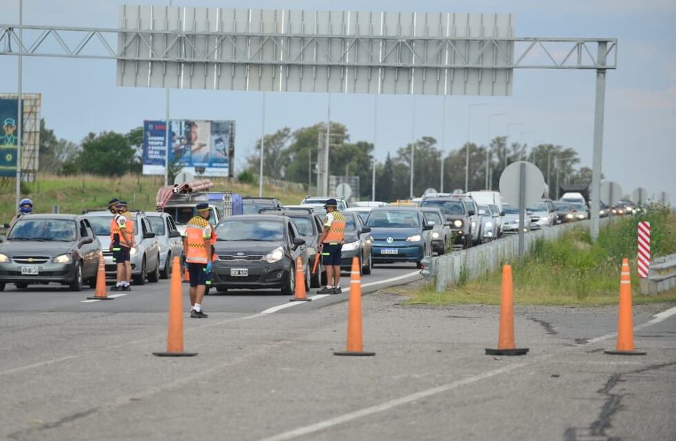 Viernes con intensos controles policiales antes del peaje Córdoba-Carlos Paz: largas filas y conductores enojados