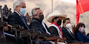 El presidente Alberto Fernández participó hoy del acto de juramentación del presidente de Perú, José Pedro Castillo Terrones, en la Pampa de la Quinua, Ayacucho, lugar donde se conmemora el bicentenario de la Independencia de ese país, junto a los mandatarios de Bolivia, Luis Arce y de Chile, Sebastián Piñera.
El Jefe de Estado argentino asistió acompañado por la primera dama, Fabiola Yañez; la ministra de Mujeres, Géneros y Diversidad, Elizabeth Gómez Alcorta; los secretarios General de la Presidencia, Julio Vitobello, y de Comunicación y Prensa, Juan Pablo Biondi; y el diputado nacional, Eduardo Valdés, titular de la Comisión de Relaciones Exteriores de la cámara baja.