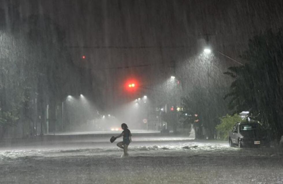 Consecuencias del temporal en Tucumán: caída de árboles, voladura de techos, calles anegadas y evacuados
