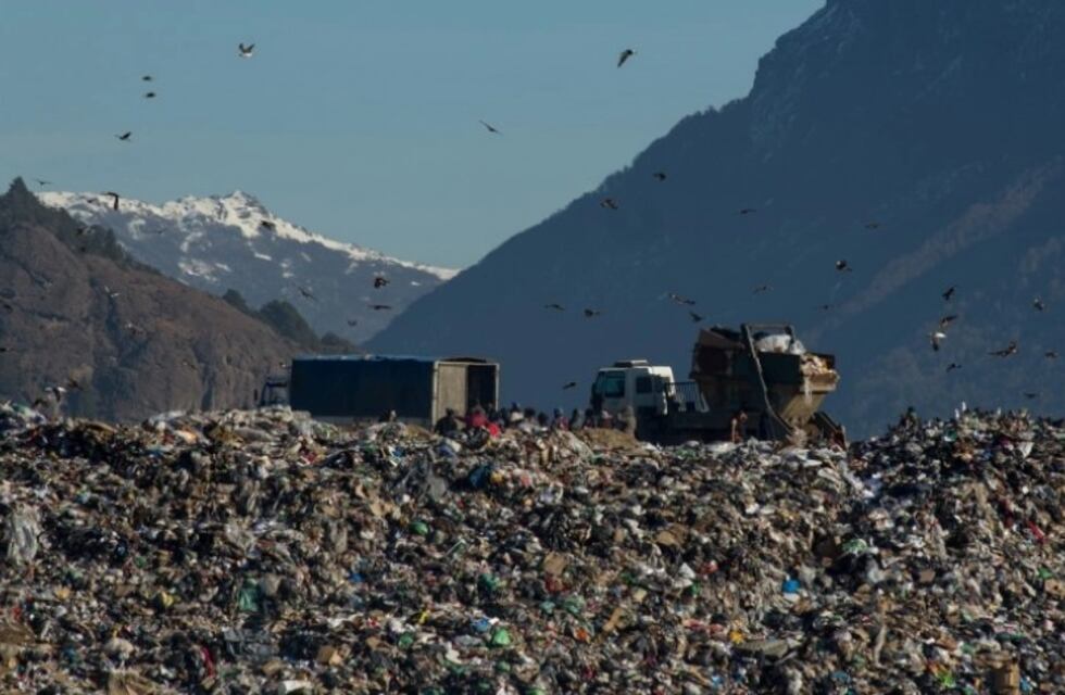 Hizo snowboard en “la montaña que nadie quiere enfrentar” de Bariloche: la ingeniosa campaña para que cuidemos el planeta