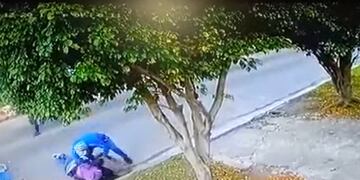 Remedios de Escalada: golpearon brutalmente a una maestra para robarle la bicicleta