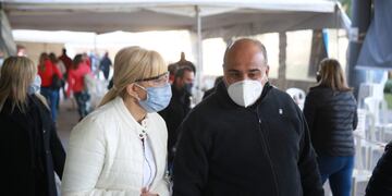 Manzur recorrió el nodo de vacunación del Hipódromo.