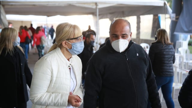 Manzur recorrió el nodo de vacunación del Hipódromo.