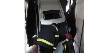 Un auto cayó por el hueco de un ascensor y sus ocupantes salieron ilesos