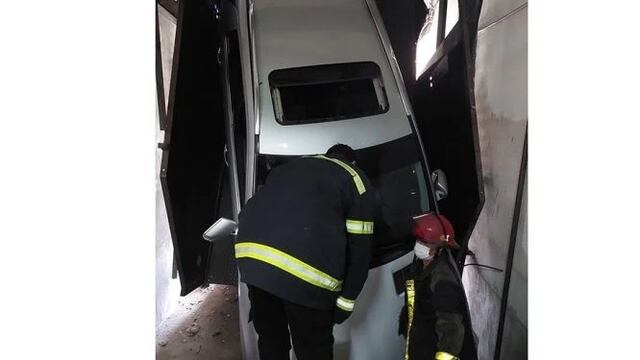 Un auto cayó por el hueco de un ascensor y sus ocupantes salieron ilesos