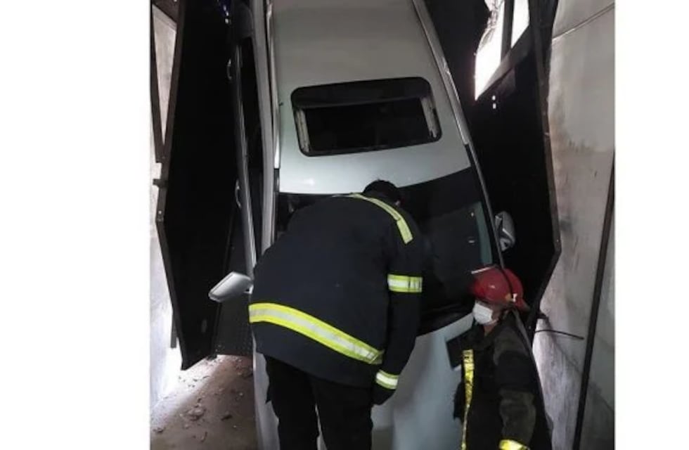 Posadas: un auto cayó por el hueco de un ascensor y sus ocupantes salieron ilesos
