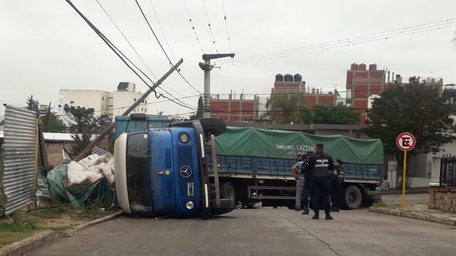 El camión quedó tendido en el asfalto interrumpiendo el tránsito de vehículos.
