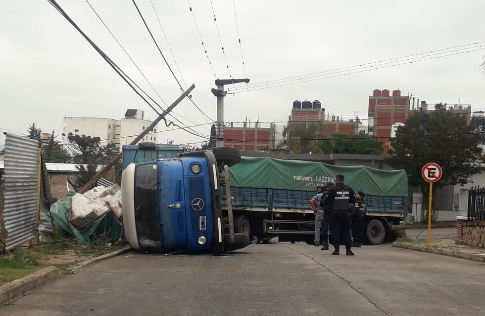 Volcó un camión en Carlos Paz Sierras