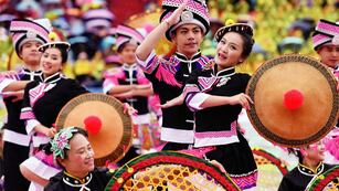 Muestra sobre trajes típicos de minorías culturales en China