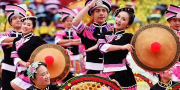 Muestra sobre trajes típicos de minorías culturales en China