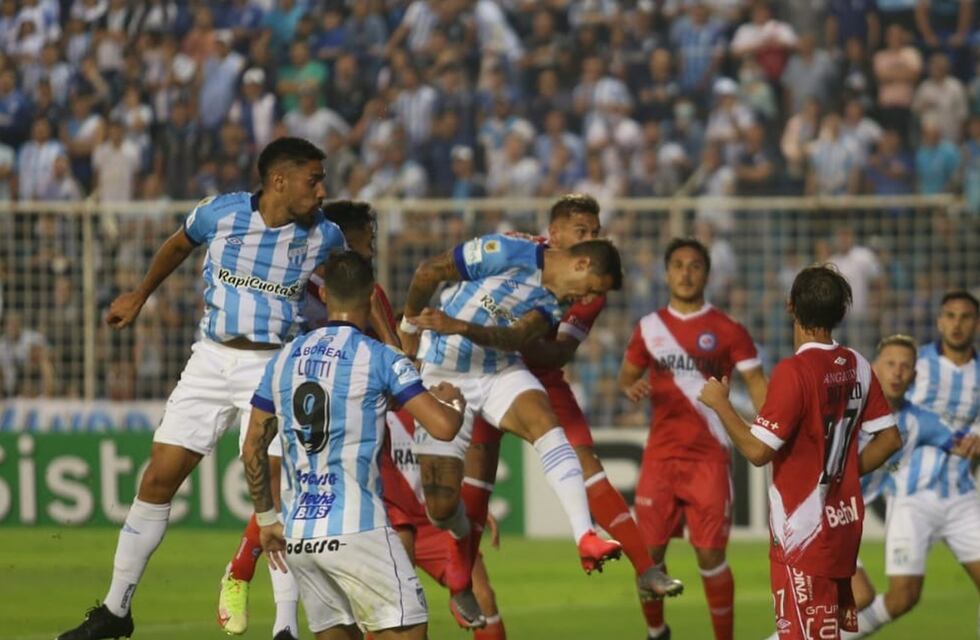 En un intenso partido, Atlético Tucumán perdió con Argentinos por 4 a 2