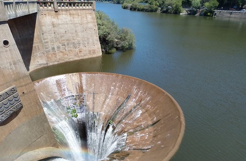 Lago San Roque: el nivel está a tope y se abieron la válvulas del embudo