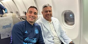 Scaloni y Tapia en viaje a Qatar para afrontar el sueño mundialista. (@tapiachiqui)