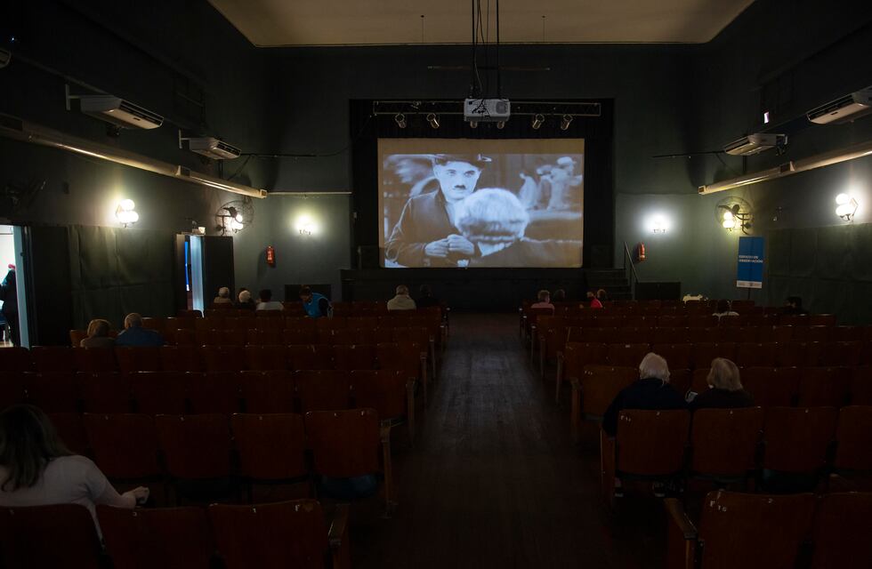 La Municipalidad estrenó el cine Lumière como centro de vacunación