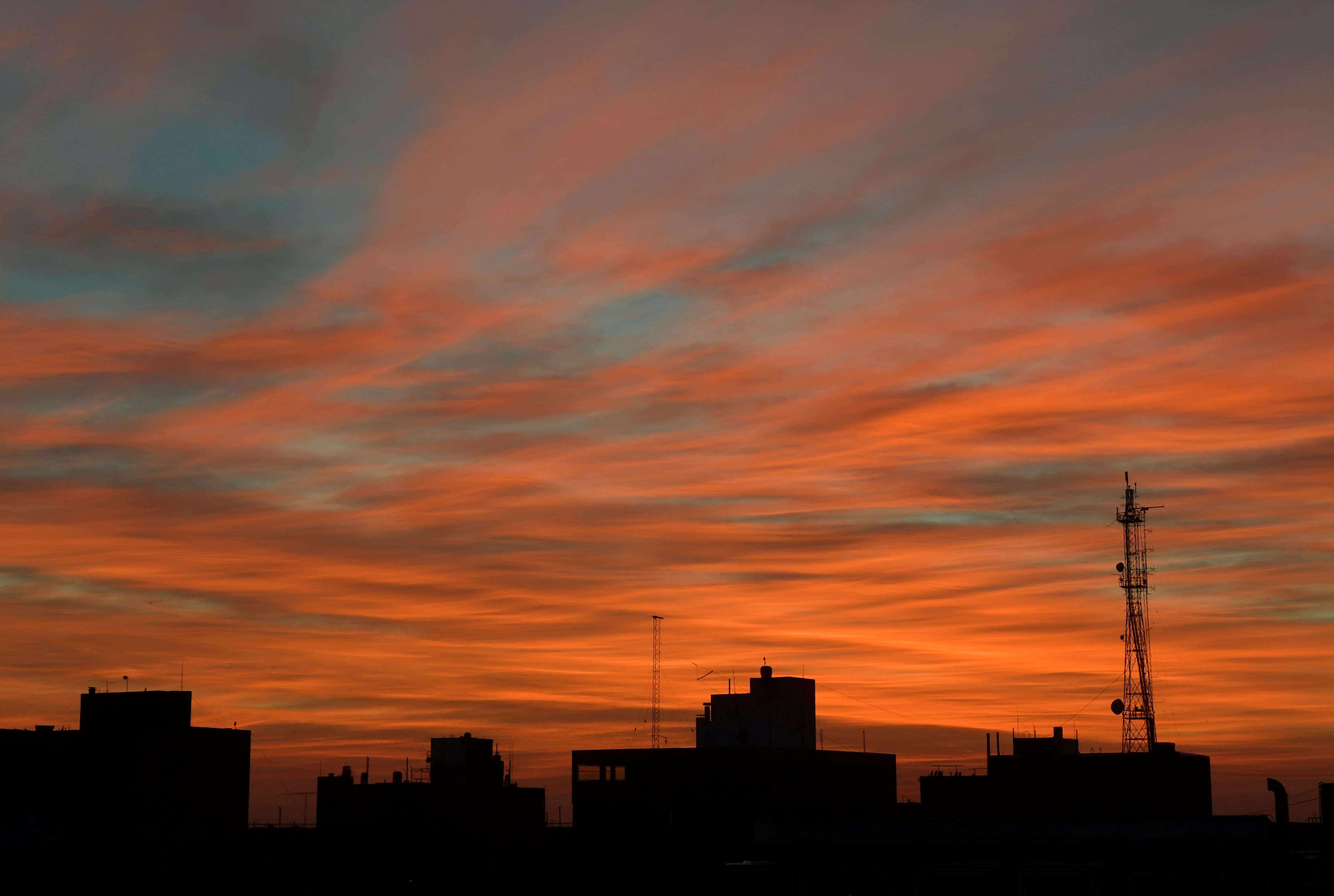 Mendoza 04 de Agosto de 2020  Sociedad
Amanecer en el Centro de Mendoza. El Servicio Meteorologico Nacional anuncio viento Zonda y aumento de la temperatura para esta semana de invierno 
Foto: Orlando Pelichotti / Los Andes

