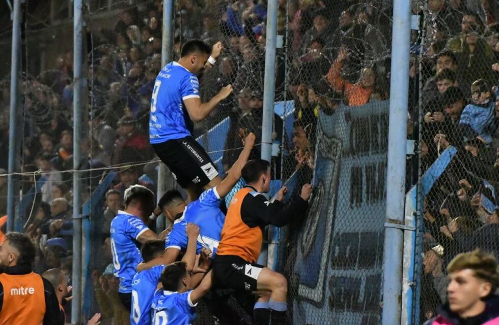 Estudiantes lo dio vuelta en tiempo de descuento y ganó un partidazo en Río Cuarto
