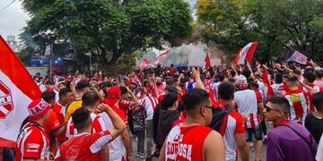 Miles de fanáticos se reunieron en calle Juan B. Justo para una caravana hasta el estadio.