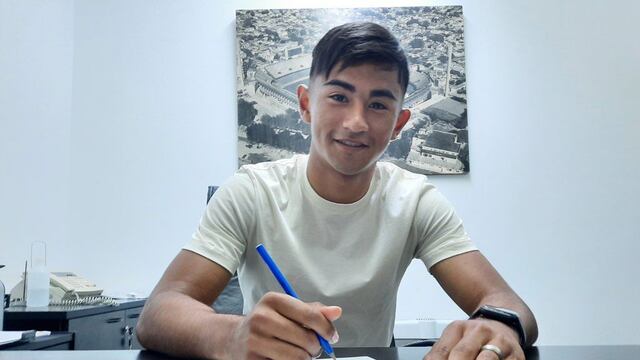 Franco Frías puso la firma en su primer contrato profesional con Rosario Central. (@RosarioCentral)