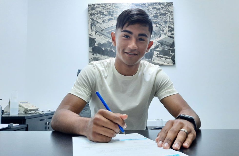 Franco Frías firmó con Rosario Central su primer contrato profesional