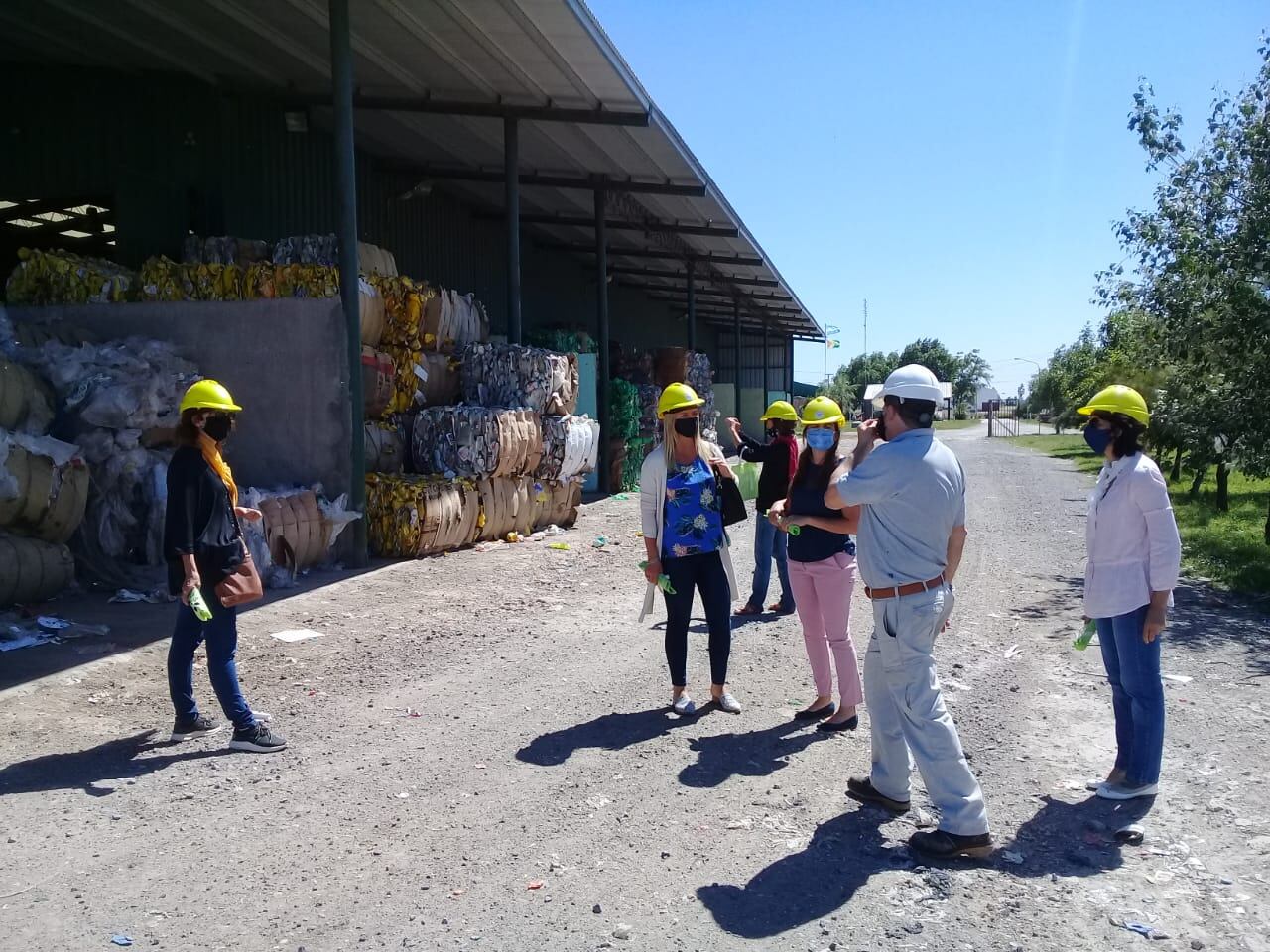 Integrantes del grupo CREA (Consorcio Regional de Experimentación Agrícola) de Tres Arroyos visitaron el Predio de Tratamiento y Disposición Final de Residuos donde funciona la Planta de Separación de Residuos.